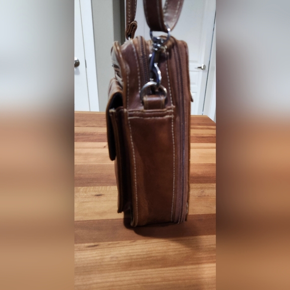 The Stone Crossbody Leather Bag. Unisex. - Picture 7 of 13